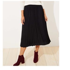 Black pleated pull-on skirt